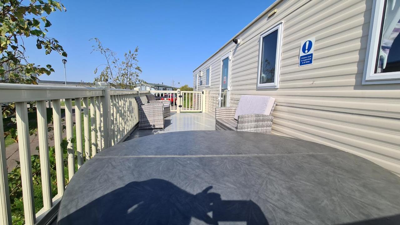 Luxury 2019 8 Berth Caravan With Hot Tub @ Tattershall Lakes Exterior foto