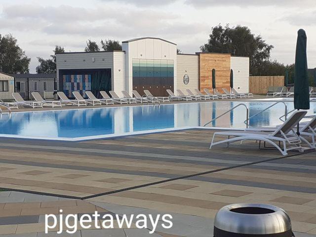 Luxury 2019 8 Berth Caravan With Hot Tub @ Tattershall Lakes Exterior foto