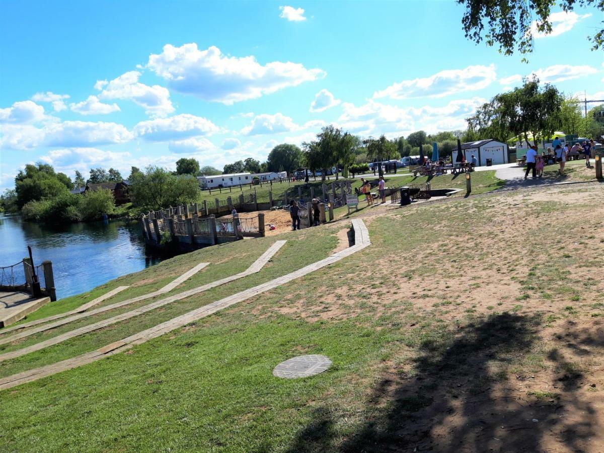 Luxury 2019 8 Berth Caravan With Hot Tub @ Tattershall Lakes Exterior foto